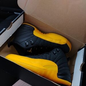 Jordans. 6Y. Black and University Gold